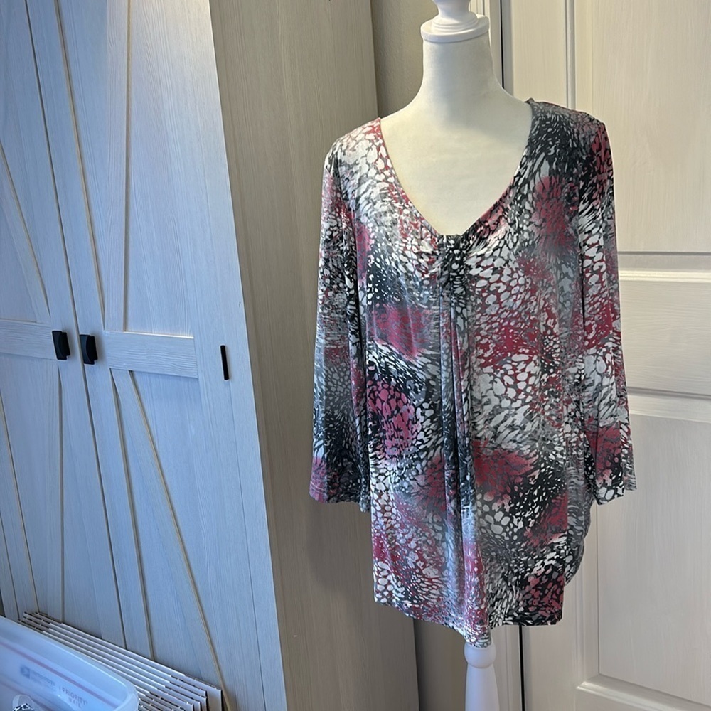Chico’s Grey Pink Animal Motif Long Sleeve Tee Sz 3 (XL)